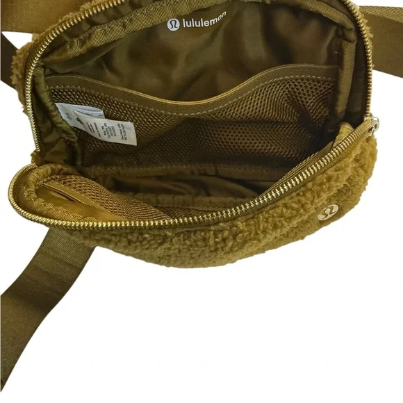 Lululemon Everywhere Belt Bag 
Fleece - Picture 14 of 15
